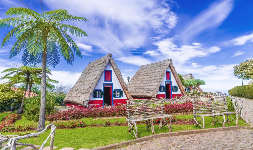 Balate Dorin  -  shutterstock -  Maisons traditionnelles à Santana, Madère, Portugal - Entre terre et mer : Madère à vélo  - 3
