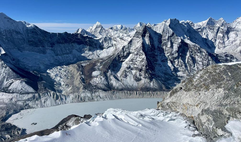 Camino - Olivier - Vue sur un lac glaciaire depuis l'arête finale de l'Island Peak, Népal - L'Island Peak (6189 m) - 2
