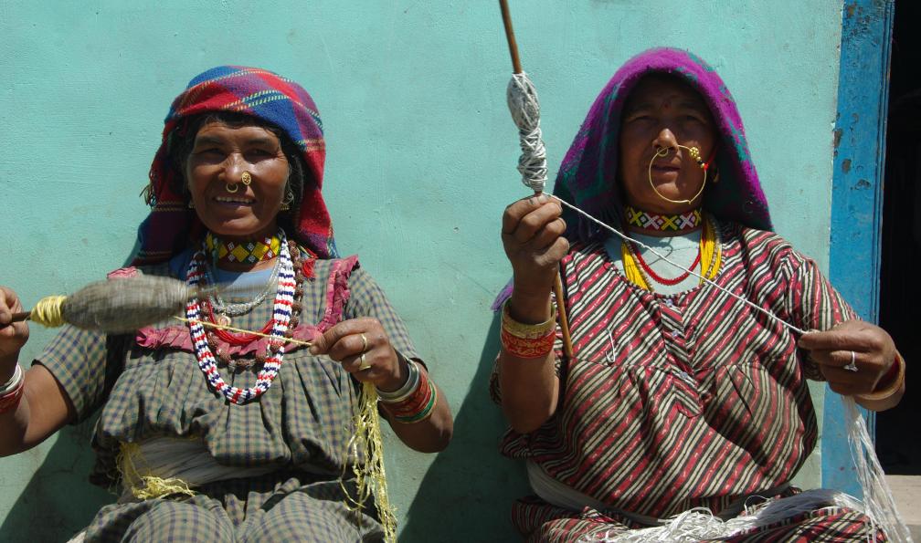 Alcakar - Alexandre - Deux femmes de l'ethnie des Thakuri qui filent la laine, Saipal, Népal  - Ouest Népal : les camps de base du Saipal - 1