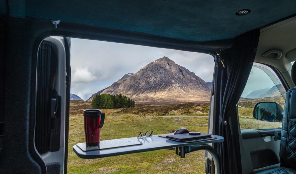 Dailly - Joe - Adobe Stock - Une vue de Buachaille Etive Mòr, Glencoe Scotland, depuis la porte dun van aménagé. - Road trip dans les Highlands et sur la NC500 - 5