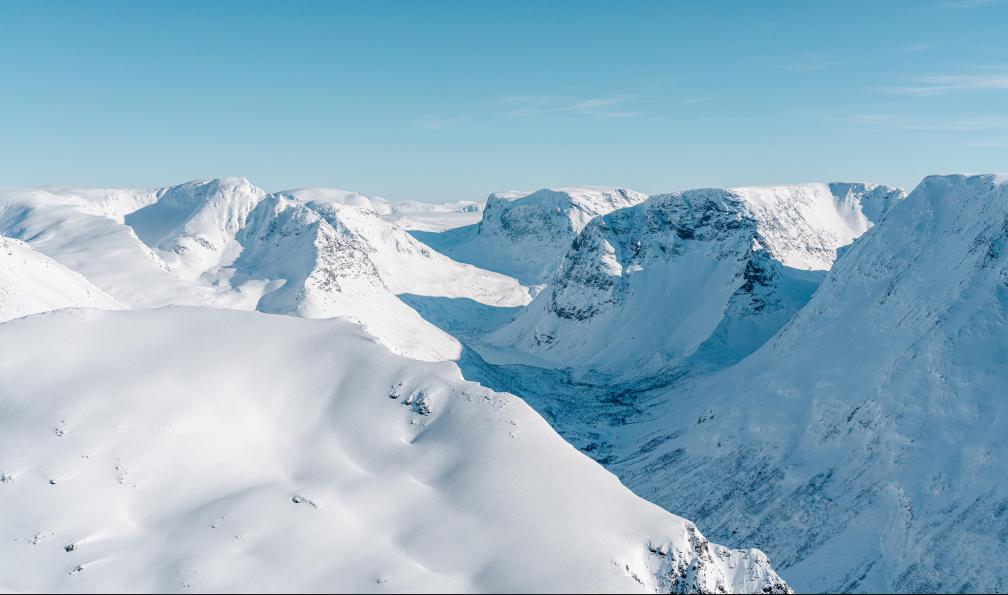 Scottini - Roberto - Adobe stock - Vallée de glacier dans les alpes de Lyngen, Norvège - Découverte boréale des Alpes de Lyngen à Senja - 2
