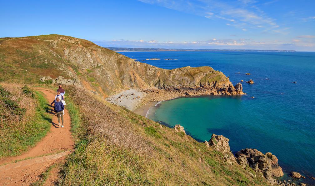 aterrom - Adobe Stock - Randonneurs sur le GR 223, près du nez de Jobourg, Cotentin, Manche, Normandie, France - La Presqu'île du Cotentin - 2
