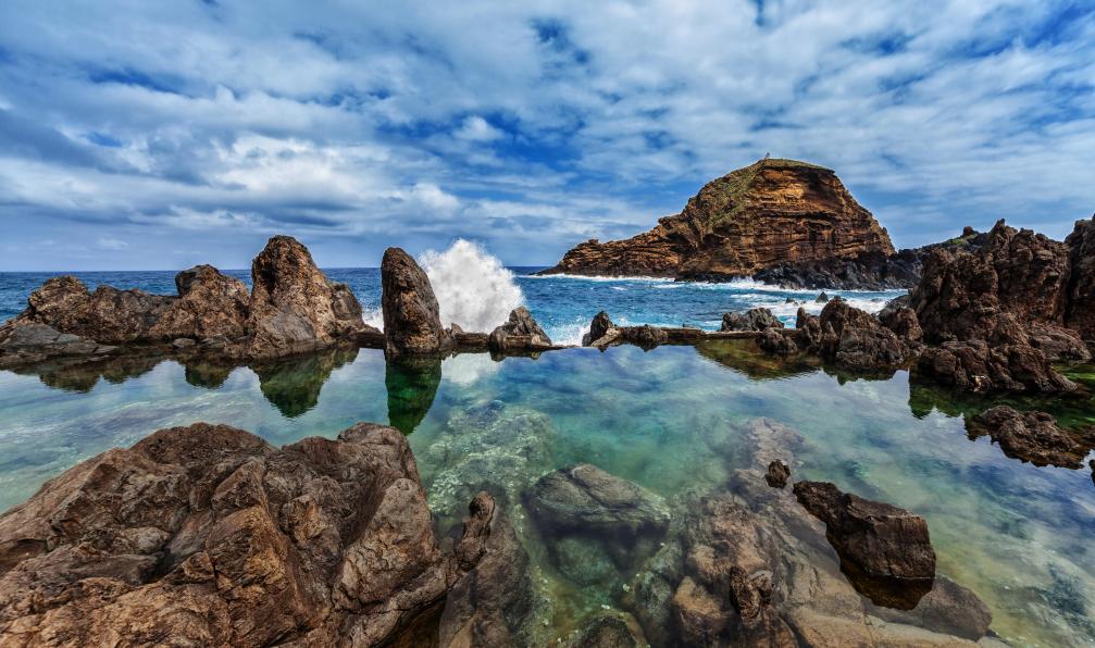 AnnaBreit -  Istock -  Piscines naturelles à Porto Moniz, Madère, Portugal.  - Le grand tour de Madère - 5