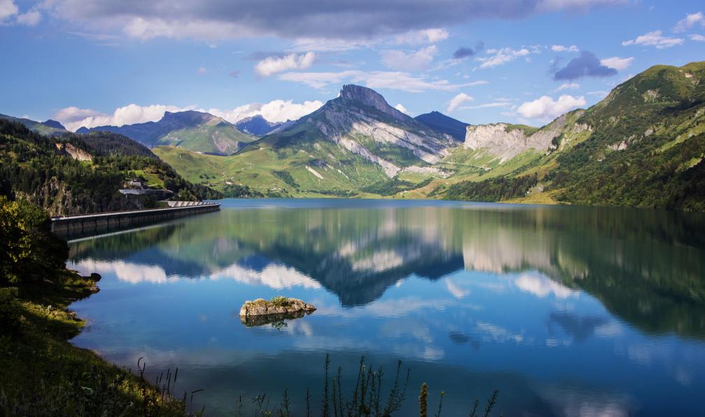 Fouque -  Michaël -  Istock -  Lac de Roselend dans le Beaufortain, dans les Alpes française;France;immersion = été - Le tour du Beaufortain - 6