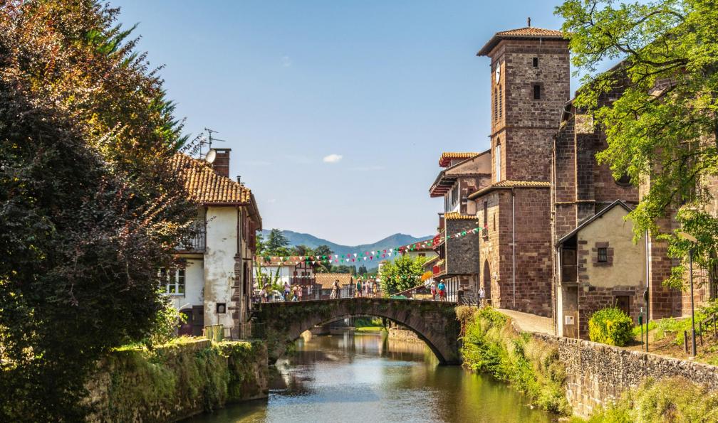 Mario Eduardo KOUFIOS FRAIZ -  istock -  le village de Saint Jean Pied de Port, France - Le Pays Basque secret - 1