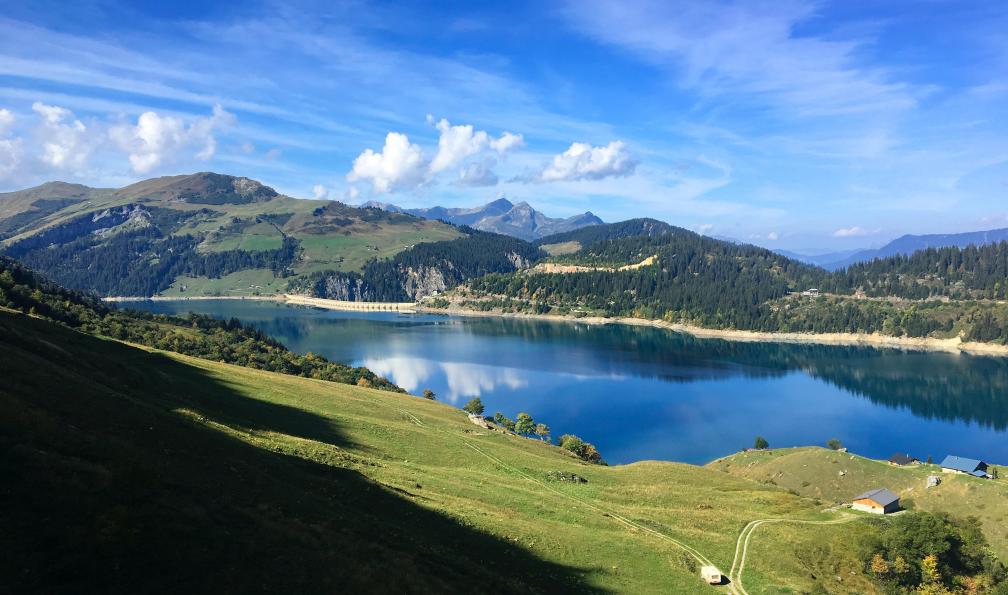 Marchand - Thomas - Unsplash - Le beau bleu de l'eau du barrage de Roselend, Beaufortain, Alpes, France - Le tour du Beaufortain - 1