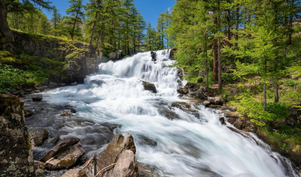Roux - Francois - Shutterstock - Cascade de Fontdécouverte dans la vallée de Clarée en été. Hautes Alpes (Massif du Cerces), Alpes, France - Mont Thabor et sommets de la Clarée - 4