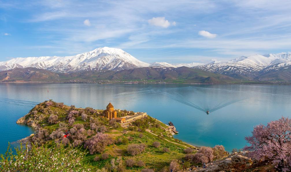 kenan - Adobe Stock - Lîle Akdamar dans le lac Van, Cathédrale Arménienne de la Sainte-Croix, Ararat, Turquie - Aux portes du ciel : Cappadoce, Taurus et Ararat - 11