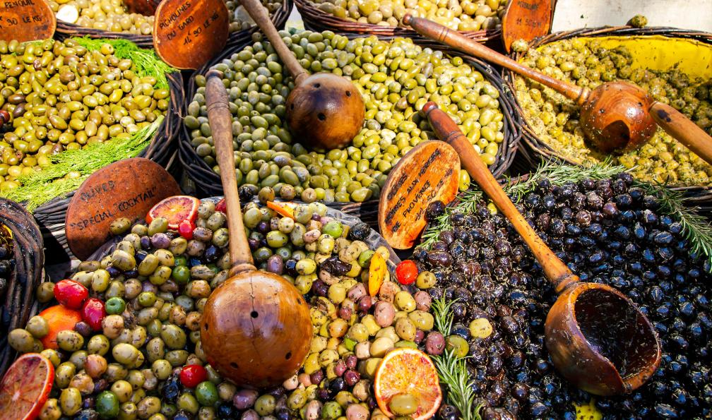 Tanya Keisha - Adobe Stock - Assortiments d'olives sur le marché, Provence, France - Côte d'Azur, itinérance des cimes à la mer - 4