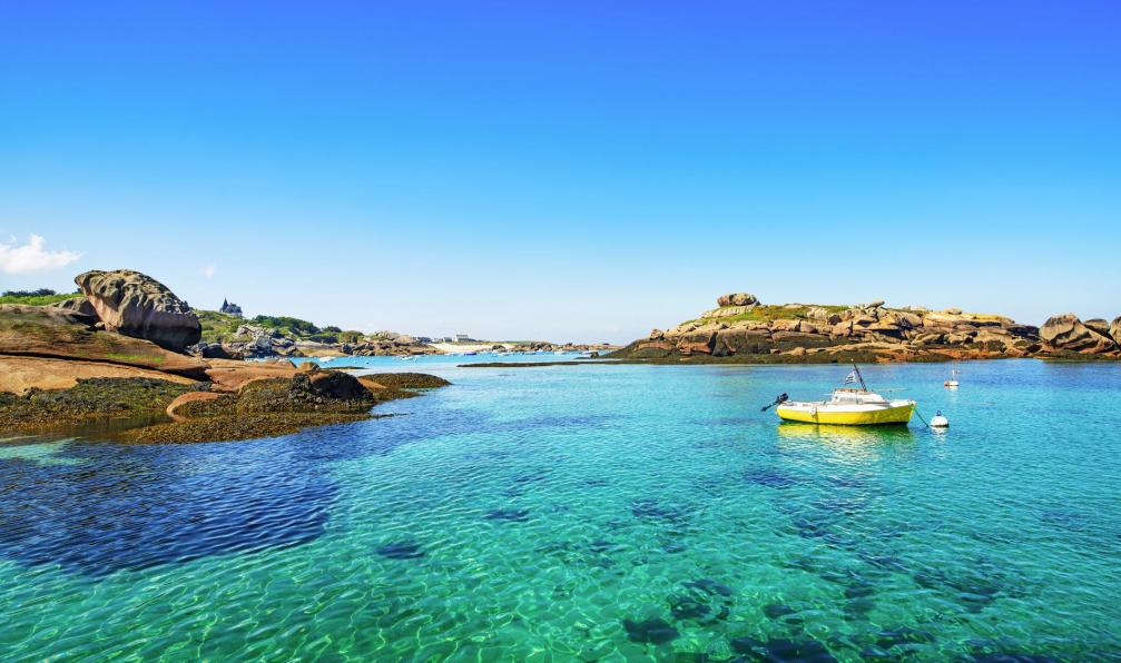 StevanZZ -  istock -  Tregastel, Côte de granit rose, Bretagne, France - Les côtes du Trégor - 2