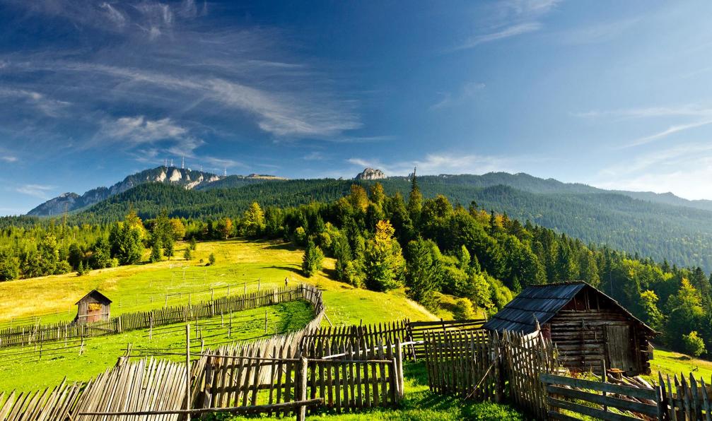 gabymarian -  Istock -  Cabanes agricoles dans la campagne; Roumanie - Sur les sentiers des Carpates de Transylvanie - 6