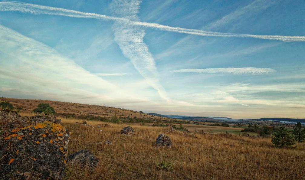 YAD177 - Adobe Stock - Vaste plateau calcaire de Causse Méjean couvert de pelouses sèches en Lozère, France - Rando-Canoë dans les gorges du Tarn - 2
