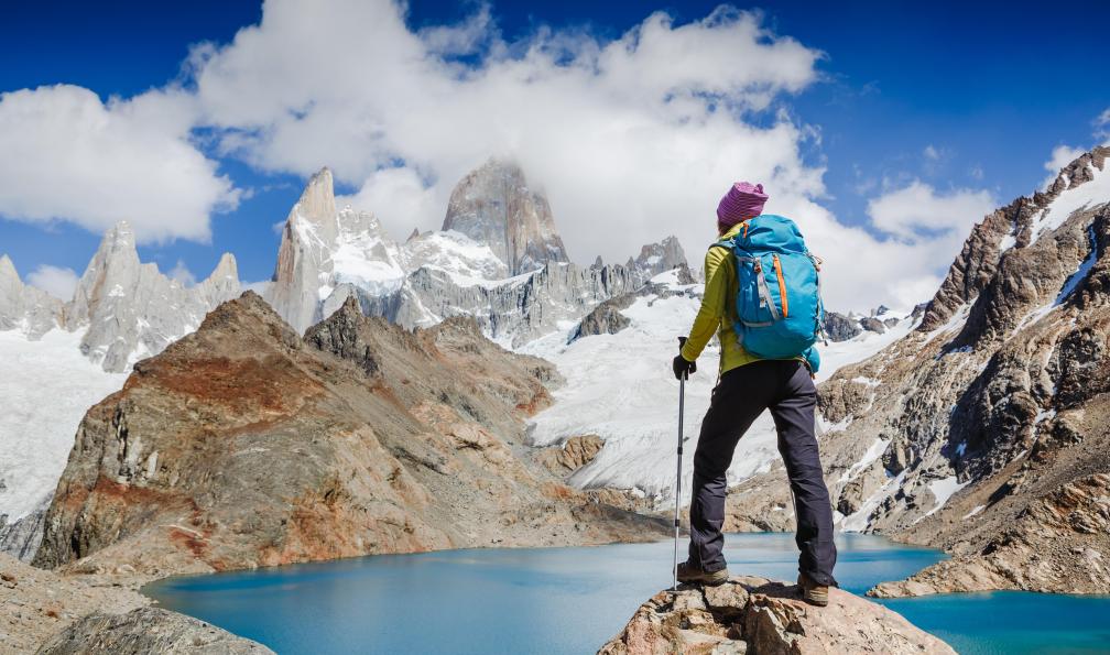 Danylenko  -  Olga  -  Shutterstock -  Randonneuse regardant le Fitz roy, Patagonie, Argentine.  - Aventure ultime : du bout du monde au trek du "o" - 9