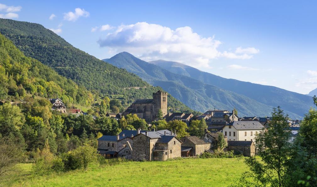 MEDITERRANEAN -  Istock -  Broto village dans le parc national dOrdesa, France - Cirque de Gavarnie et canyon d'Ordesa - 2