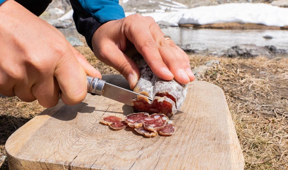 Crétois - Chloé - Femme qui découpe du saucisson lors d'un pique-nique en montagne - Le tour des Ecrins - 5
