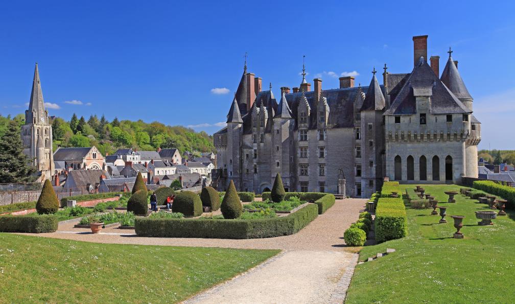 nikidel - Adobe Stock - Château de Langeais et ses jardins,  Loire, France - Escapade de Tours à Saumur à vélo  - 4