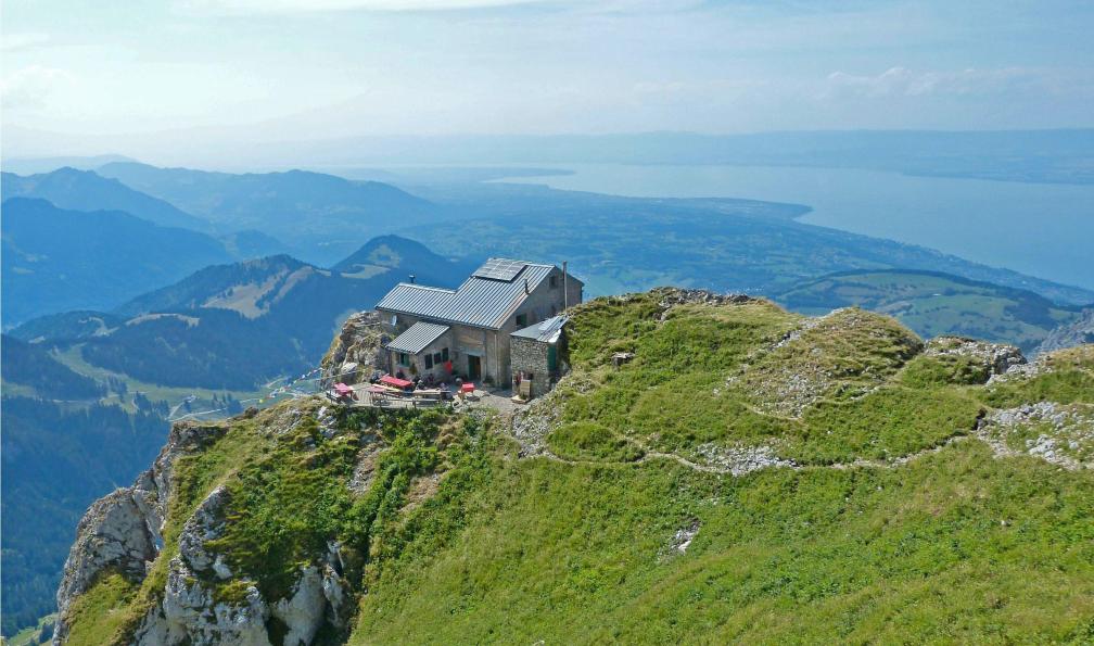 jpopeck  -  Adoe Stock 90672319 -  Refuge de la dent d'Oche, vue sur le lac Léman, Alpes, France - GTA : Du lac Léman à Chamonix - 1