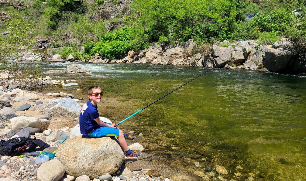 Aurélie Mansiot - enfant pêchant dans un rivière au coeur d'une fôret durant un voyage en famille à velo sur la via dolce, Massif central, Ardèche, France - La Dolce Via à vélo en famille - 7