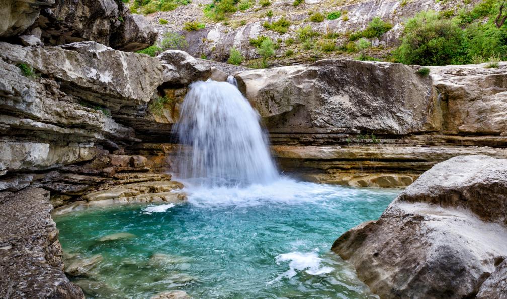 Mny-Jhee - Adobe stock - Cascade en Provence, France - Escapade en Baronnies Provençales - 1