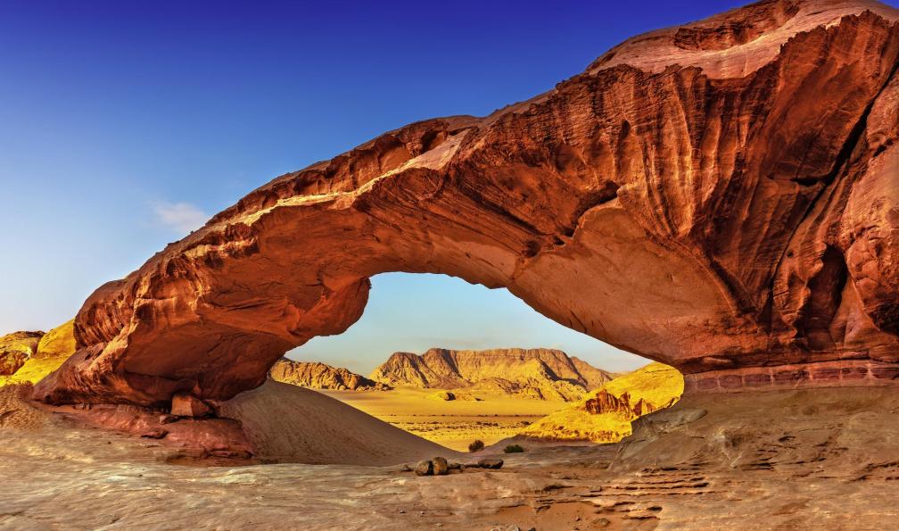 PB57photos -  istock -  Vue à travers une arche de pierre dans le désert de Wadi Rum, Jordanie - Du désert pourpre à Pétra l'intemporelle - 6