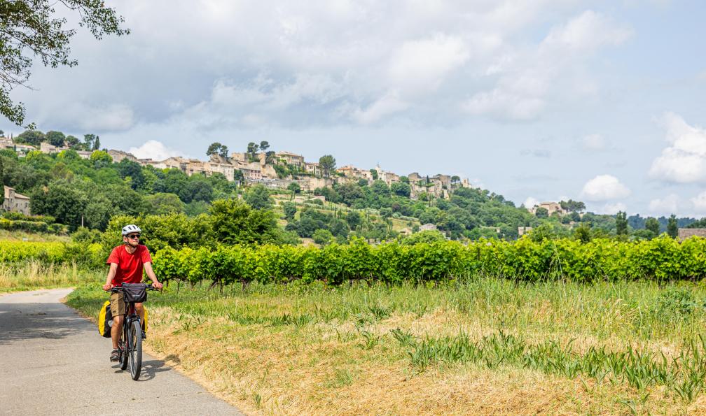 Grez - Nacho - Cycliste à vélo sur une petite route devant le village de Bonnieux, Luberon, Provence - Les charmes du Luberon à vélo - 1