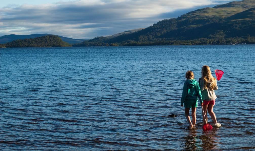 gavin - Adobe Stock - Enfants qui s'amusent avec des épuisettes dans la mer, Ecosse - Les routes enchantées d'Ecosse - 1