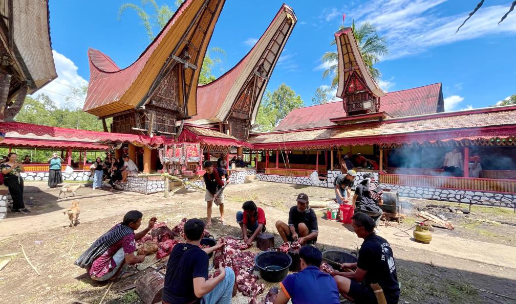 Spaini - Claire - Repas au village de Toraja, maisons traditionnelles aux toits en pointe connues sous le nom de tongkonan, sulawesi, Indonésie - Sulawesi : aventure au bout du monde - 6