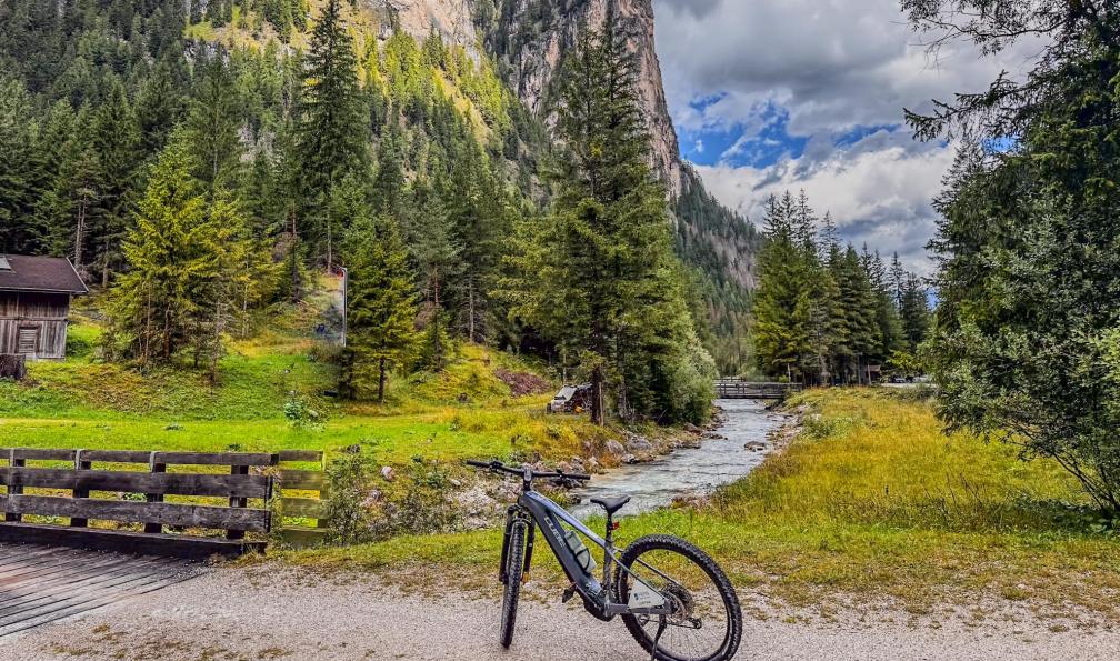 Maujean - Floriane - Piste cyclable vers Dobiacco à vélo, Dolomites, Alpes, Italie - Les pistes des Dolomites à vélo - 1