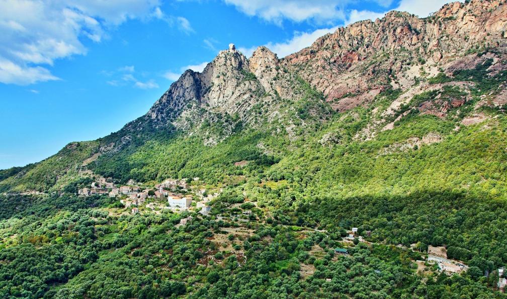 bikemp - Adobe Stock - Le village de Ota dans la montagne, Corse, France - Mare a Mare Nord : de Corte à Porto - 1