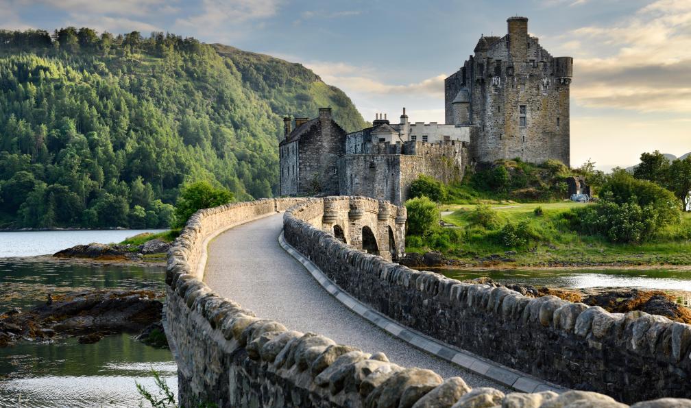 Reimar - Adobe stock - Lumière du soir sur le château d'Eilean Donan et son beu pont d'accès, sur l'île à trois loch, Highlands, Ecosse, Royaume-Uni - Ecosse mythique : West Highland Way & île de Skye - 12