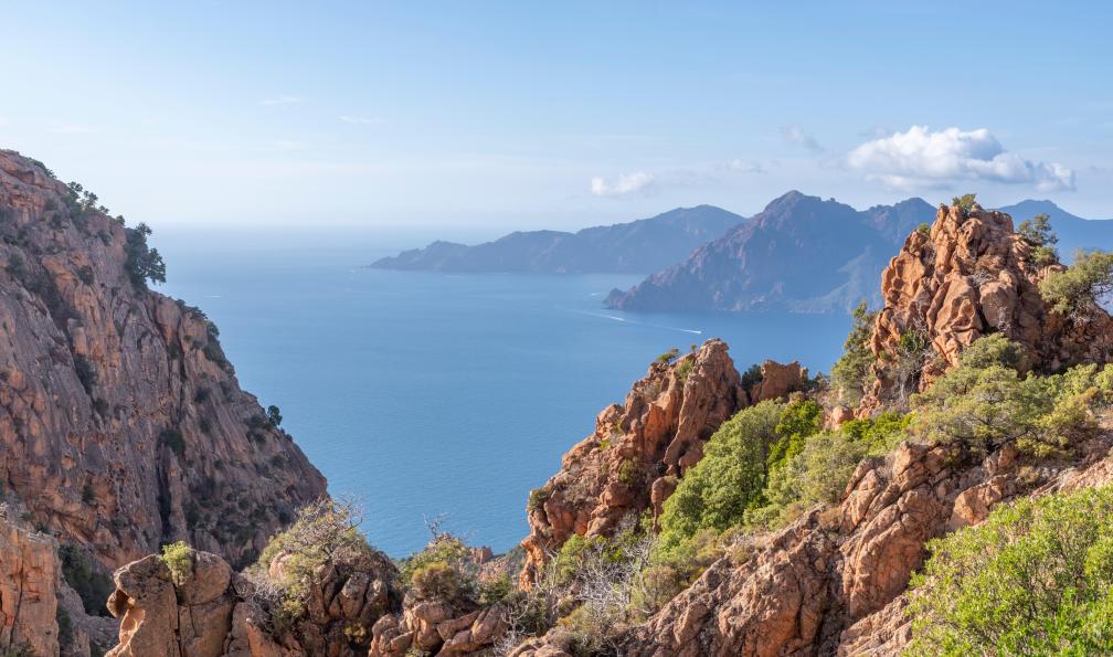FaRifo - Adobe Stock - Vue panoramique sur le paysage côtier de rochers de granit rouge du golfe de Porto, Corse, France - Mare a Mare Nord : de Corte à Porto - 3
