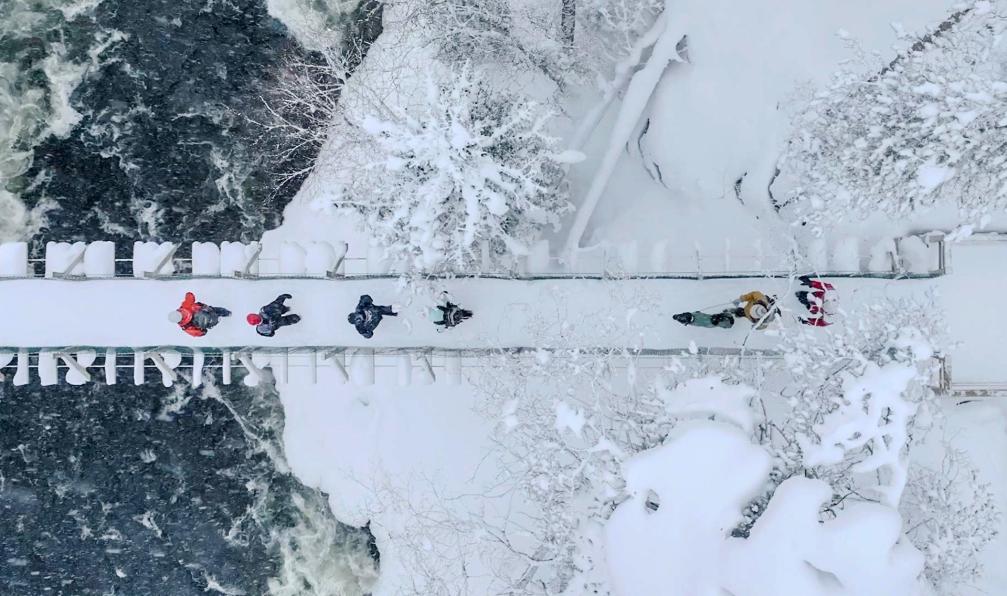 Doulat - Hervé - Randonneurs sur le pont de Valkama, Finlande - Mon chalet en Laponie - 3