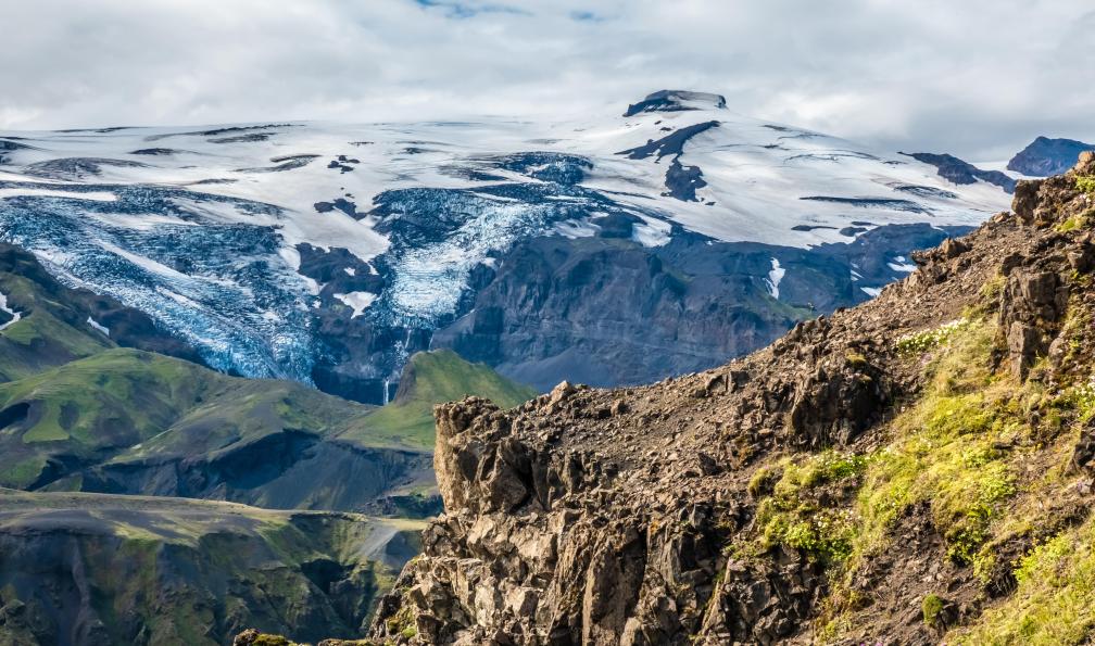 Luis - Adobe Stock - Vue sur le glacier Myrdalsjokull, couvrant le volcan actif Katla, Thorsmork, Highlands à l'extrémité sud du célèbre sentier de randonnée Laugavegur, Islande - Itinérance du volcan Hekla à l'océan - 4