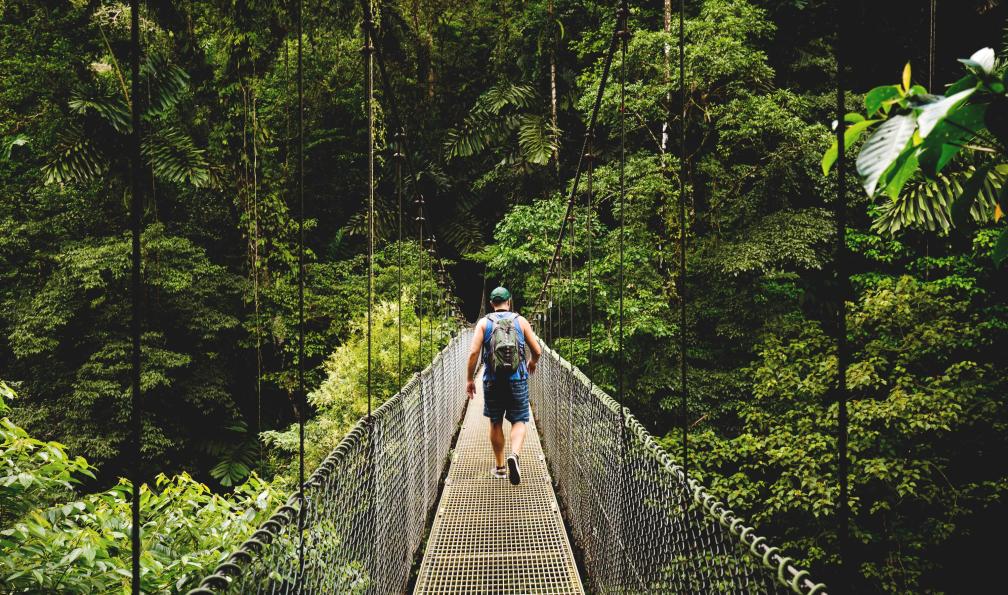Bertola Jean-Guillaume  -  shutterstock -  Homme marchant sur un pont dans le parc national Arenal Volcano, Costa Rica - Pura Vida Trek - 4
