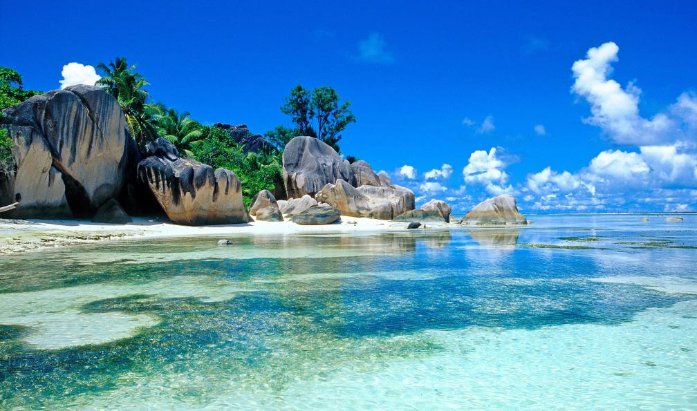 Pat on stock - stock.adobe.com - Plage paradisiaque avec ses eaux transparentes, Seychelles - Aventure pirate aux Seychelles - 1