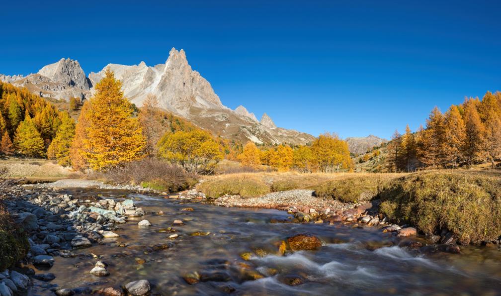Adobe stock - La Clarée avec ses mélèzes aux couleurs d'automne et le célèbre pic Main de Crépin. Chaîne de montagne du Massif des Cerces, Vallée de Clarée (Laval) aux Hautes-Alpes, Alpes-du-Sud, France - Queyras, l'été indien - 9