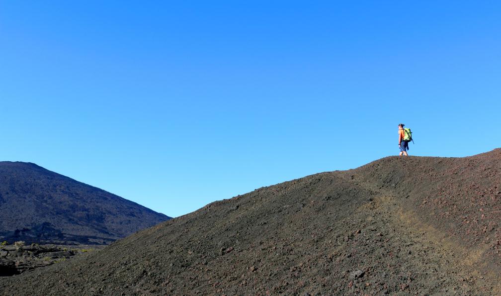 Thevenet - Nicolas - Randonneur au Formica Léo, cône volcanique situé à une altitude de 2210 mètres dans l'enclos Fouqué en contrebas du Pas de Bellecombe sur le site du Piton de la Fournaise. - Aventures créoles - 1
