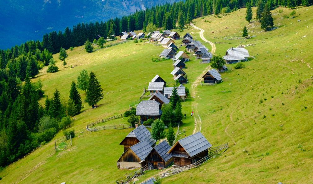 dejank1 - Adobe stock - Planina Zajamniki, un magnifique petit village en bois, Alpes juliennes, Slovénie - Des Alpes Juliennes à l'Adriatique - 4