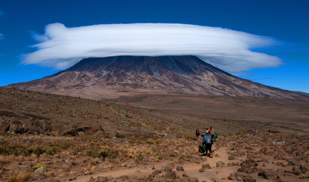 munro1 -  Istock -  Porteurs et marcheurs devant le Kilimandjaro, Tanzanie.  - Kilimandjaro : la voie du Nord - 4