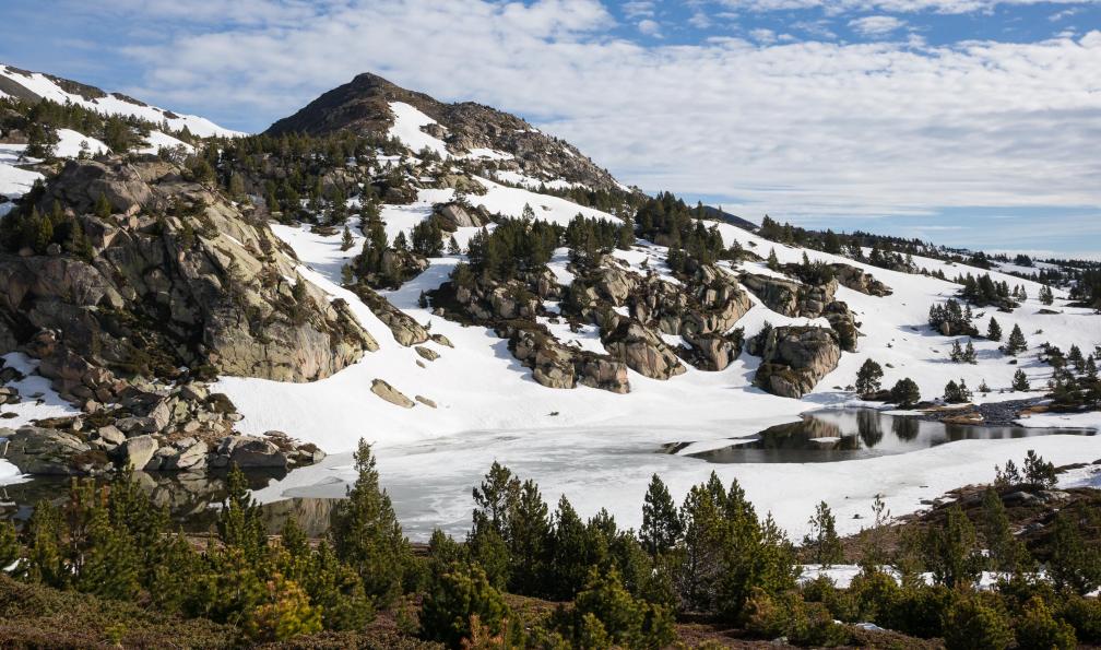 Zheng  -  HUANG -  Shutterstock -  Lac gelé sous le sommet du Carlit Pic;France - Traversée des Pyrénées catalanes - 6