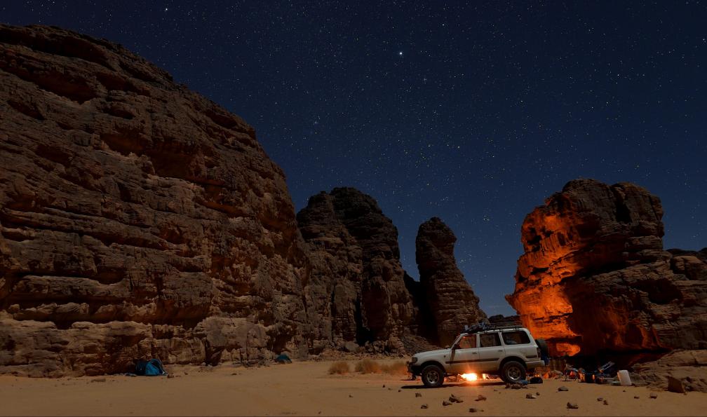 Mario - Adobe stock - Nuit étoilée dans le rochers du désert du Sahara, Algérie - Rendez-vous à Essendilène - 5