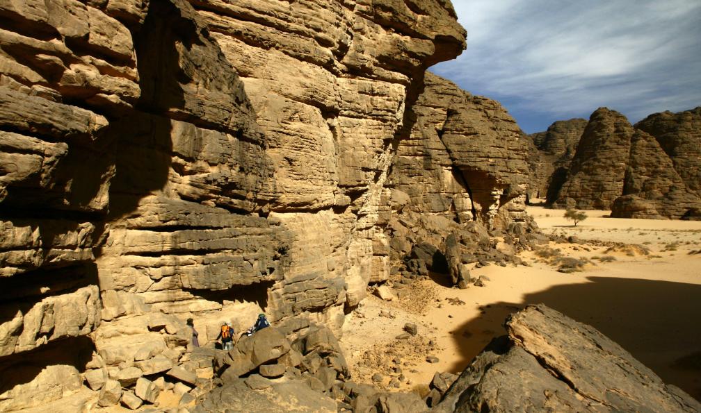 Paroi et randonneurs, Essendilène, tassili n'Ajjer, Algérie. - Canyons dérobés entre Dider et Essendilène - 5