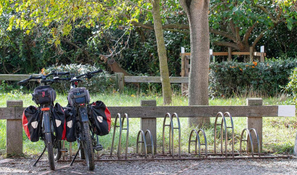 Arocas -  Alexandre - Adobe stock - Deux vélos garés lun à côté de lautre dans le parking pour vélos du Parc Naturel des Aiguamolls Emporda, Girona, Espagne - La catalogne à vélo : de Gérone à Figueres - 7