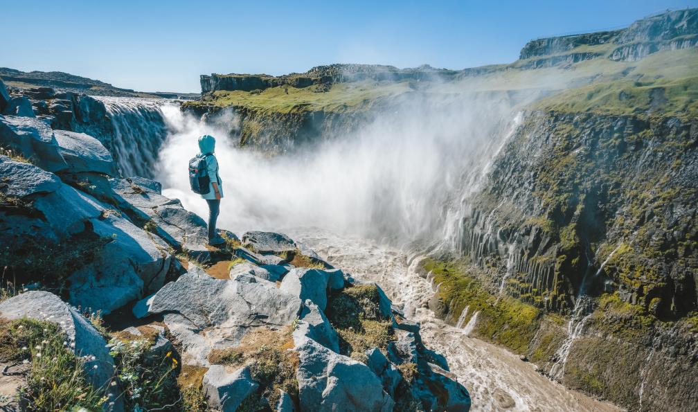Tichonow - Igor - Adobe stock - Femme sur la falaise de Dettifoss, la cascade la plus puissante d'Europe, en Islande - L'Islande hors des sentiers battus - 2