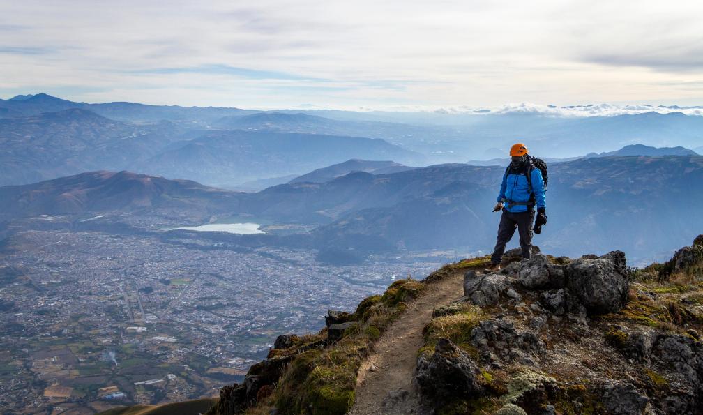 Remigio - Adobe stock - Randonneur au sommet du Cerro Imbabura et la ville dIbarra et lagune Yahuarcocha en toile de fond, Equateur - Ascension des géants d'Équateur (15 J) - 4