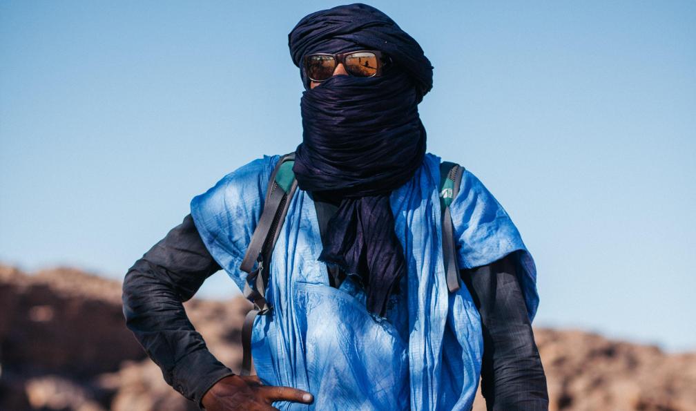 Vaudaux -  Jérémie -  Guide prenant la pose dans l'Adrar;Mauritanie - La grande traversée Adrar-Tagant - 4
