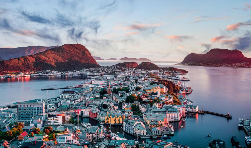 Mayovskyy - Andrew - Adobe Stock - Coucher de soleil sur Alesund, Norvège - Randonnées au coeur des fjords - 13