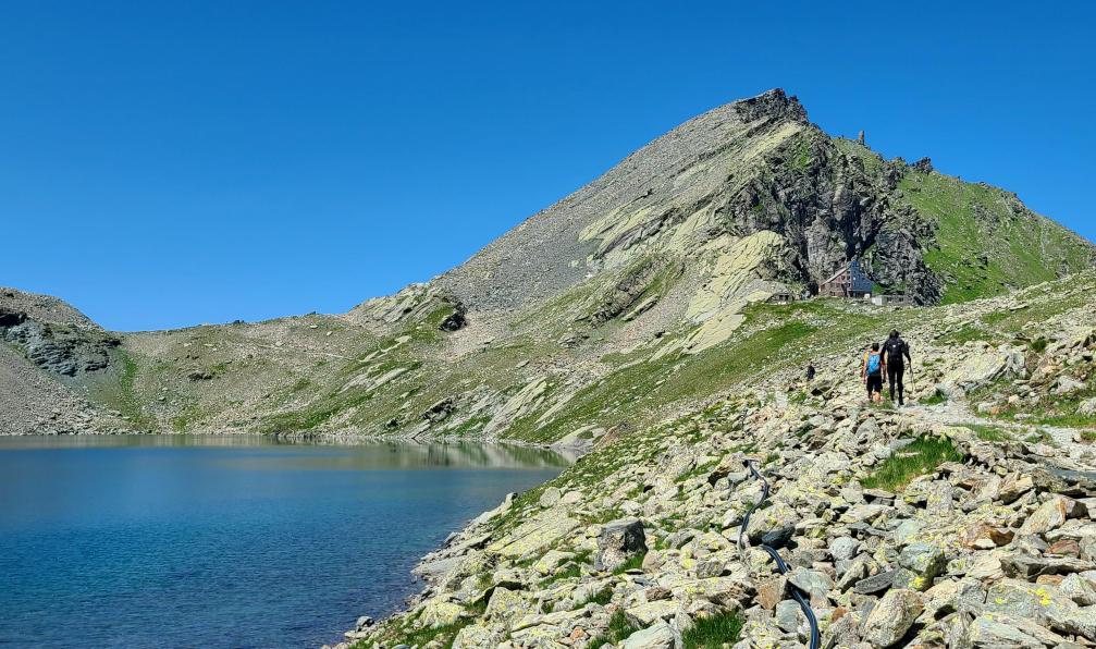 Ravaine - Caroline - Randonneurs longeant un lac au Viso Mozzo, Alpes, France-Italie - Tour du Viso 4 jours - 8