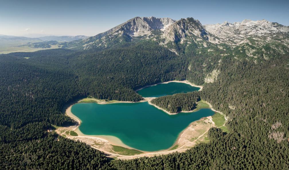 Kokhanchikov - stock.adobe.com - Panorama aérien sur le lac noir, Monténégro - Insolite Monténégro - 1