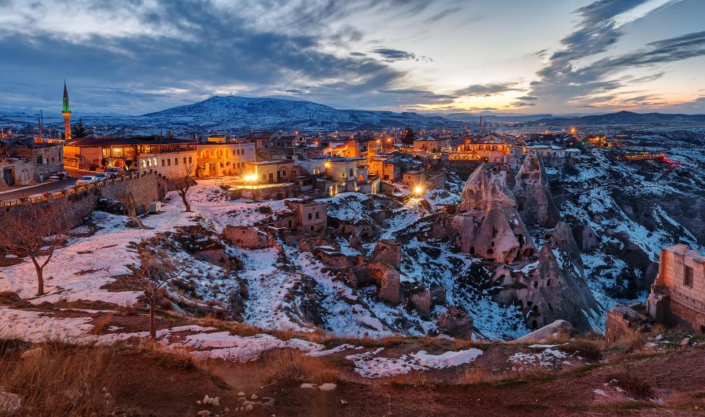 Koraysa - Adobe stock - Uçhisar, village typique de la Cappadoce, au coucher du soleil, Turquie - La Cappadoce: mon royaume des fées - 4